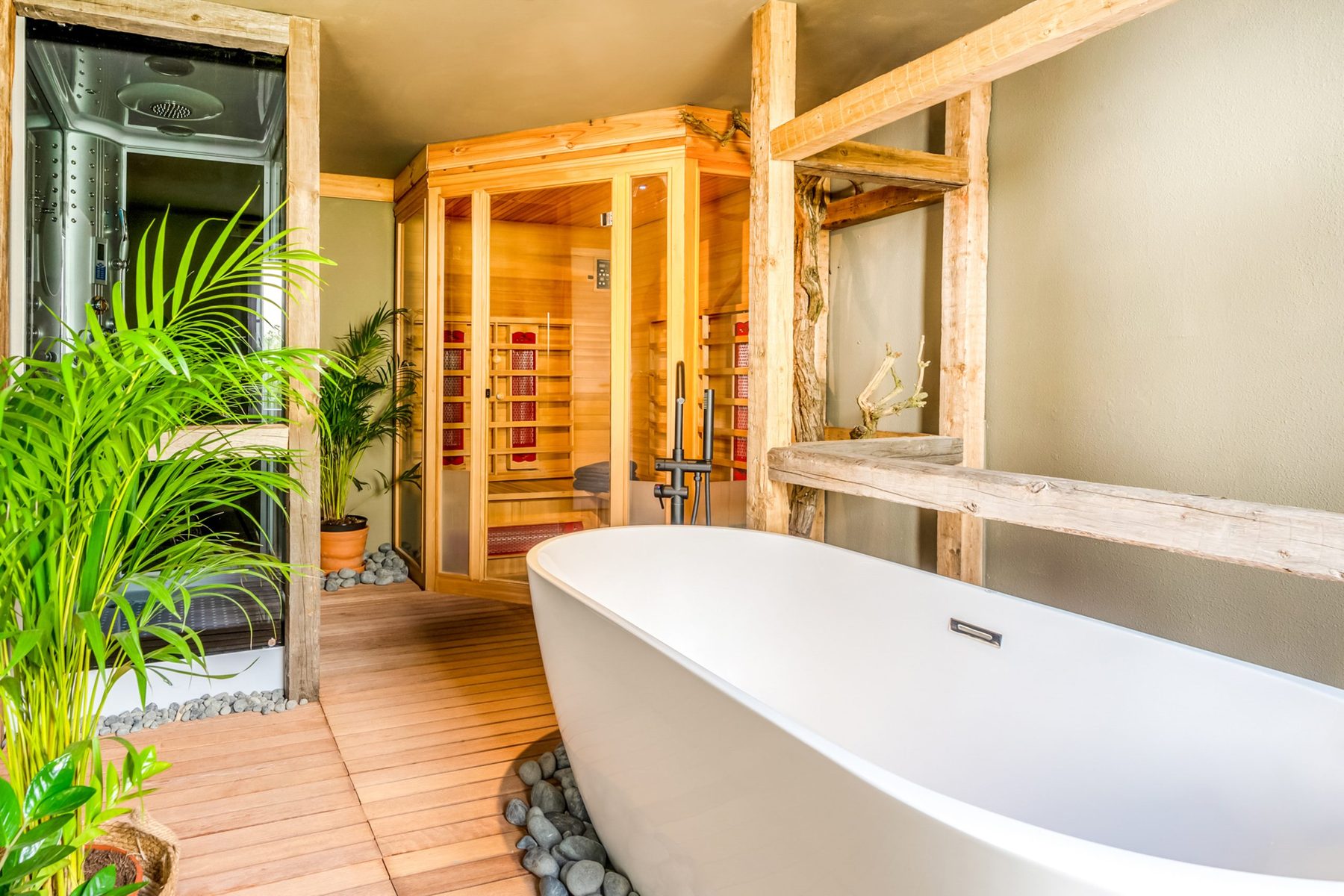 Vrijstaand ligbad naast de sauna