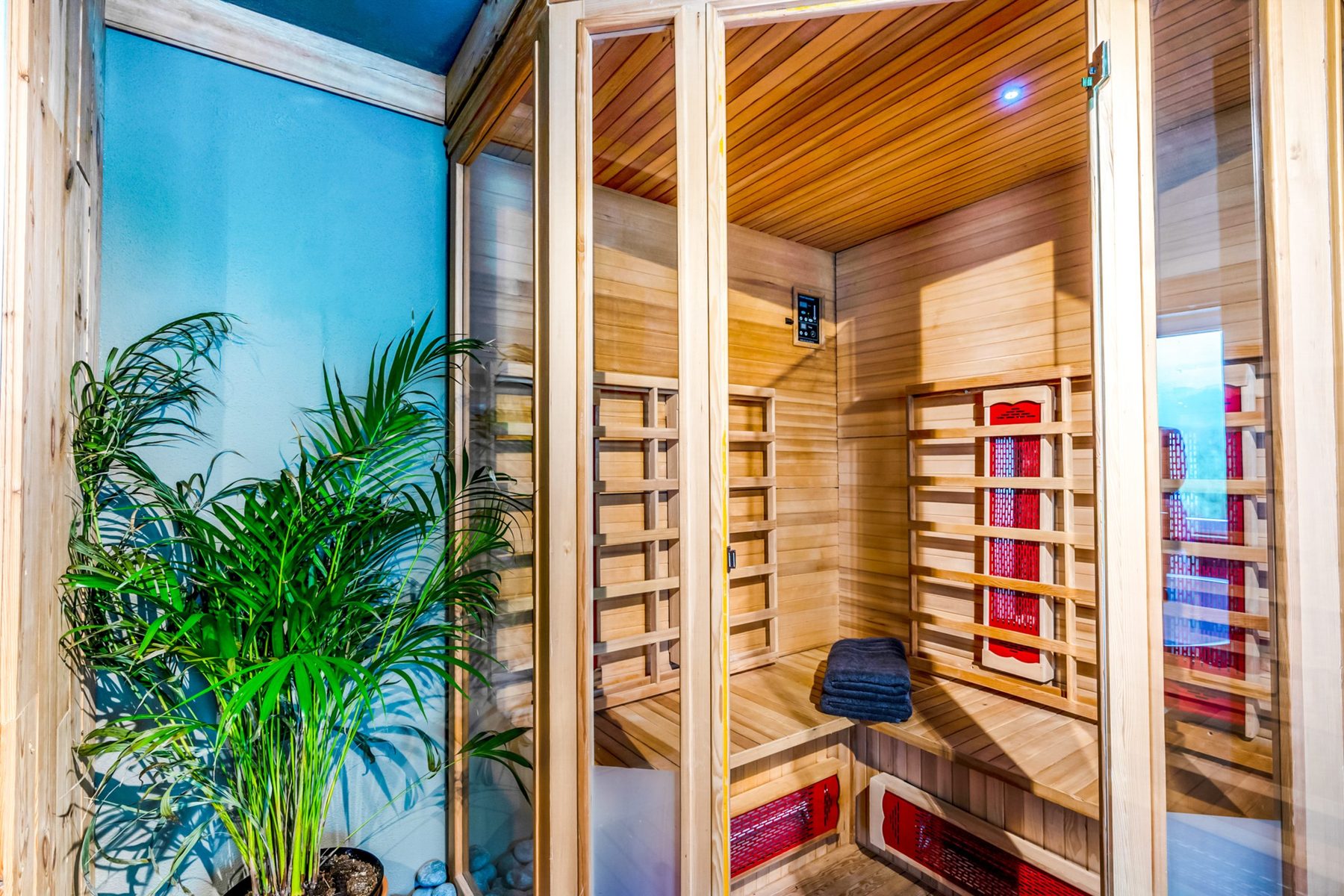 Sauna met houten banken