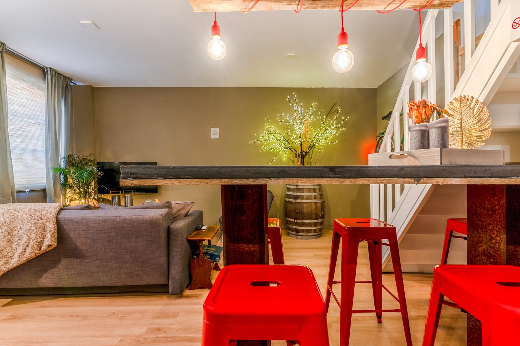 Woonkamer met zithoek, eettafel en bar in 't Wielerhuuske